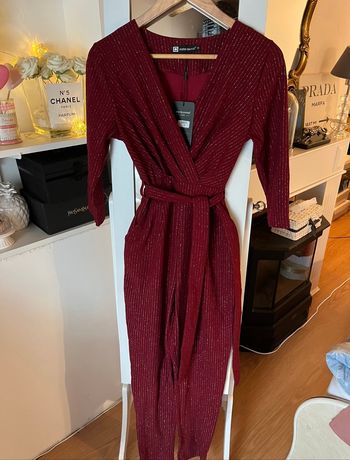 Combinaison bordeaux à paillettes argentées ceinturée T.S neuve