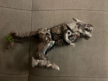 Transformer personnage et dinosaure