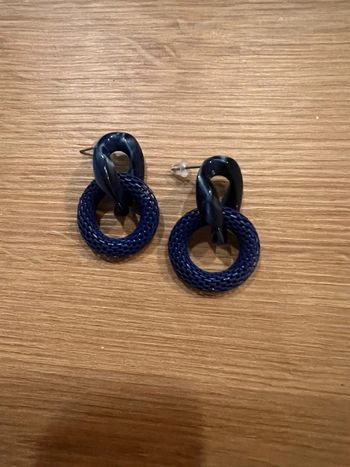 Petite paire de boucles d’oreilles bleus marine noeud