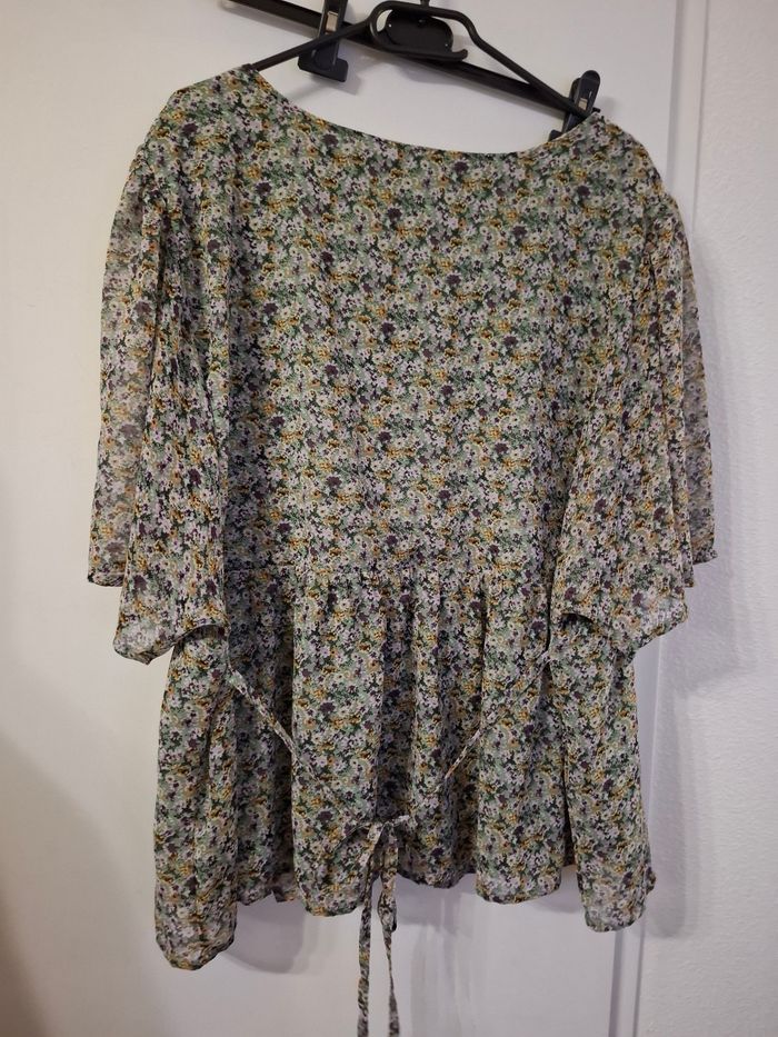 Blouse fleuri taille 52 en très bon état(détail dans l'annonce) - photo numéro 3