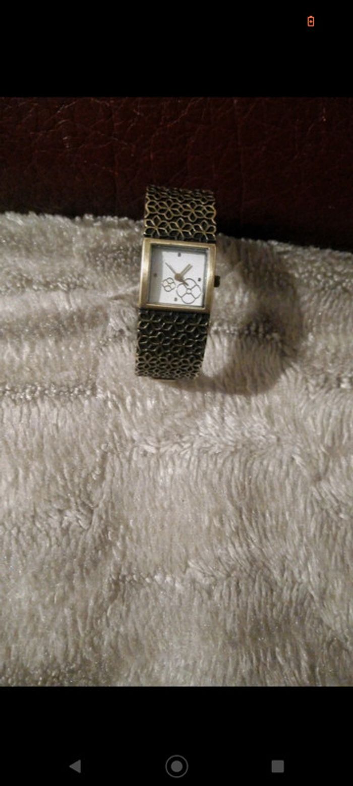 Montre doré vieilli avec des fleurs