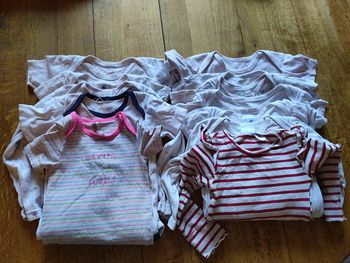 Lot 12 bodies filles 36 mois