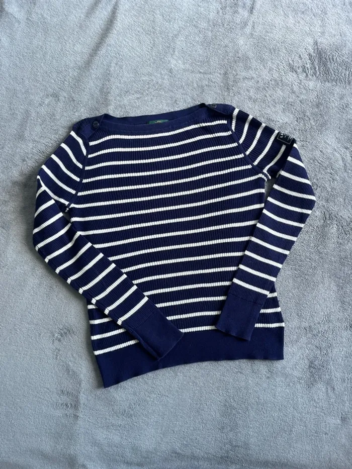 Pull Femme Marine à Bande Blanche T.M – Détail Badge Manche