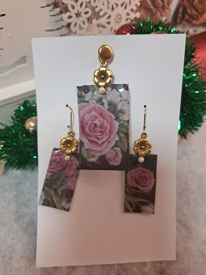 Boucles d'oreilles pendante avec pendentif en résine florale - photo numéro 3