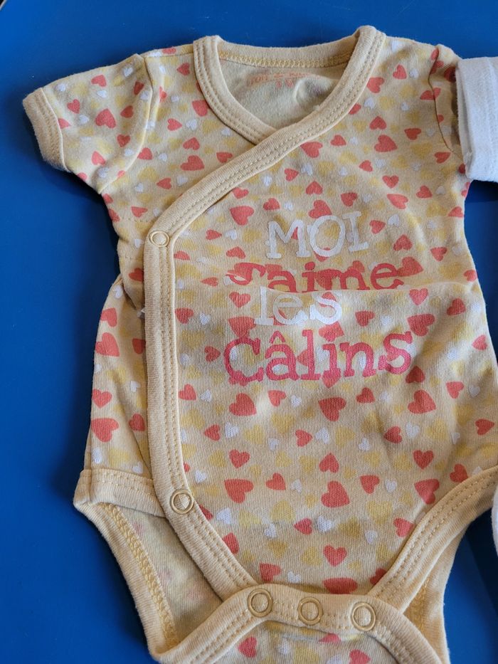 3 bodies manches courtes 3 mois - photo numéro 4