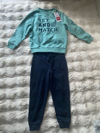 Ensemble jogging + pull neuf 5 ans