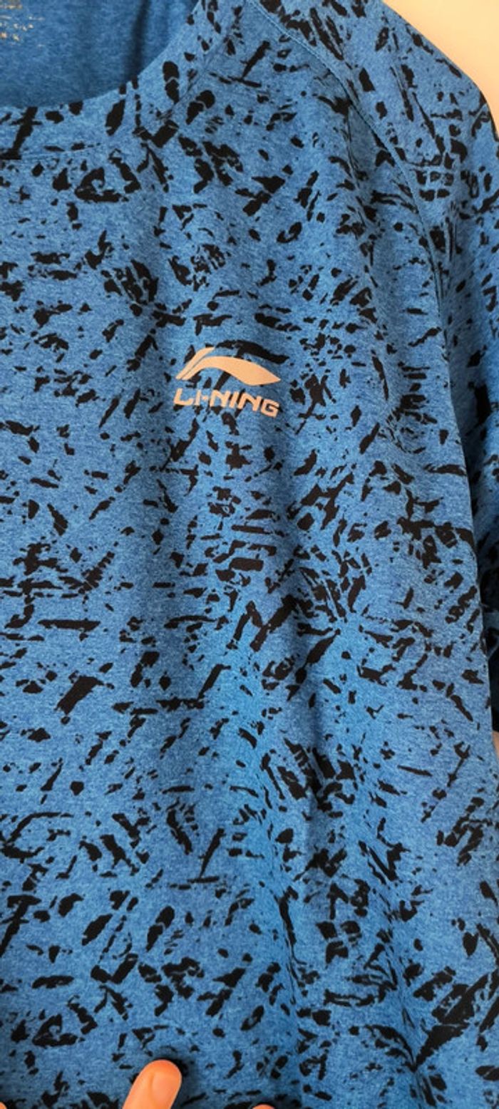 T-shirt li-ning  bleu en parfait état - photo numéro 2