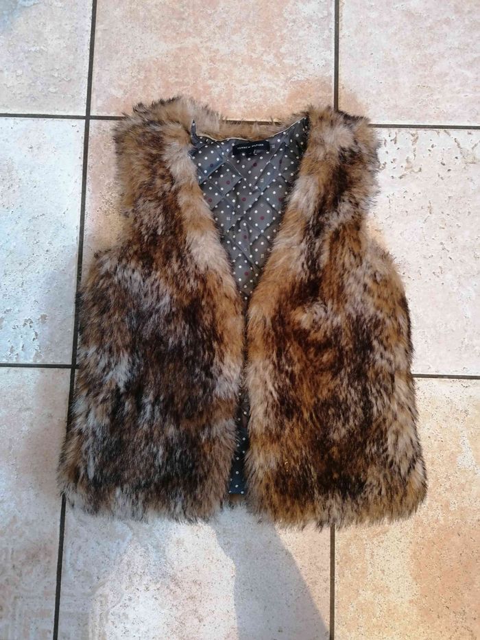 Haut sans manches fausses fourrures