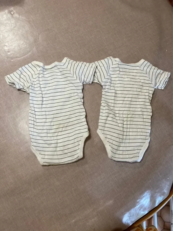 Lot 2 bodies croisés rayés – KIABI – 3 mois - photo numéro 3