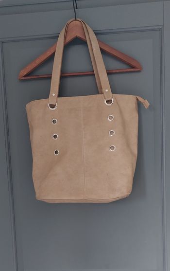 Sac à main marron clair avec une poche centrale