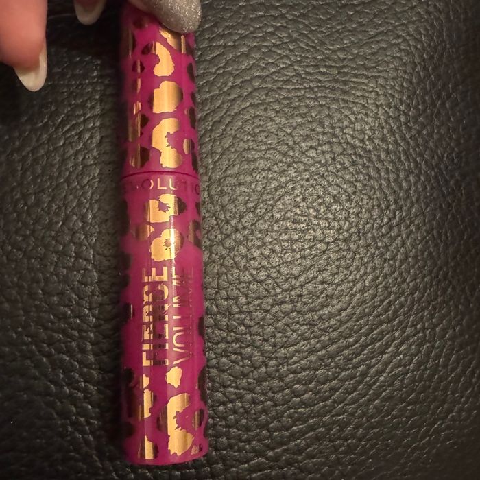 Mascara noir volume neuf