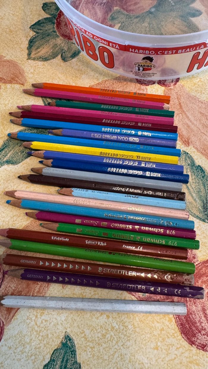 Ensemble avec environ 50 crayon de couleur, 10 feutres (boite haribo)
