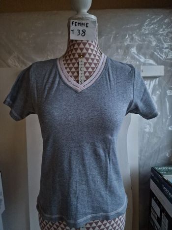 Tee-shirt, gris avec col rose, en coton, longueur 51cm, en très très bon état, marque Comme le jour