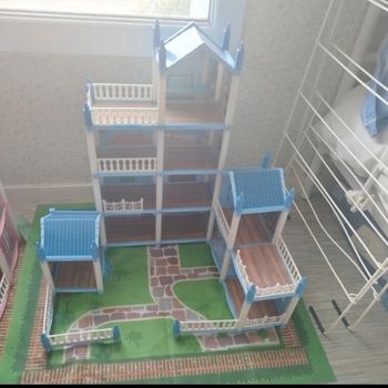 Maison de poupée bleue avec accessoires à partir de 3 ans et plus