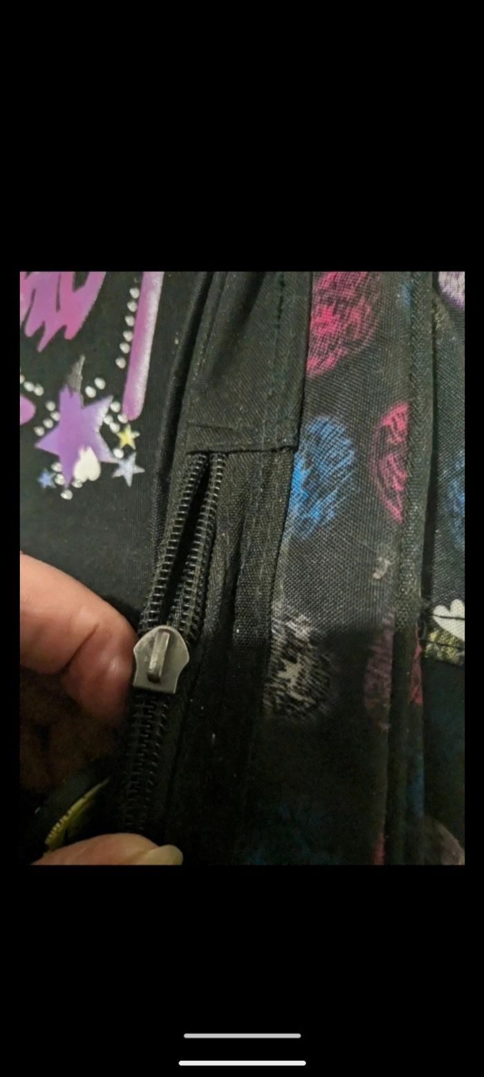 Cartable, sac à dos scolaire noir et multicolore. - photo numéro 10