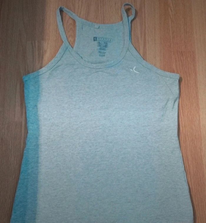 Beau tee-shirt de sport brassière intégrée