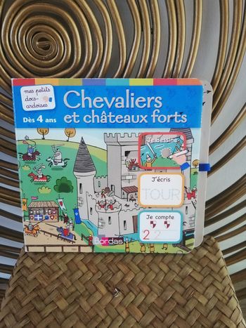 Livre cartonné chevaliers et châteaux forts