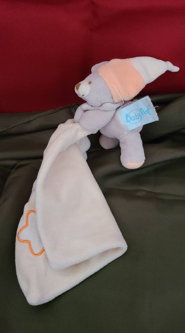 Doudou CHIEN gris mouchoir orange - BaBY NaT - Etoiles brodées - 15 cm - LUMINESCENT - photo numéro 2