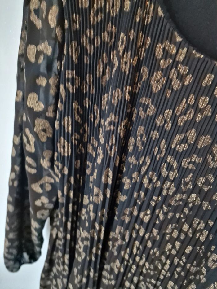 Robe plissée noire et doré - photo numéro 2