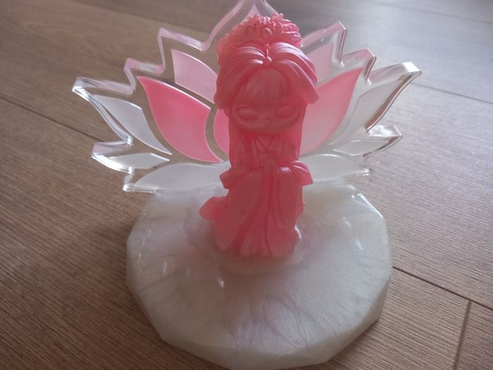 Statue Geisha avec fleur de lotus en résine - photo numéro 1