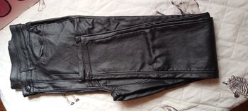 Pantalon neuf valeur 18 euros je les vends 10 euros le pantalon puzzle harry Potter jamais utilisé 5 euros le jeu la course a l héritage neuf jamais ouvert 20 euros