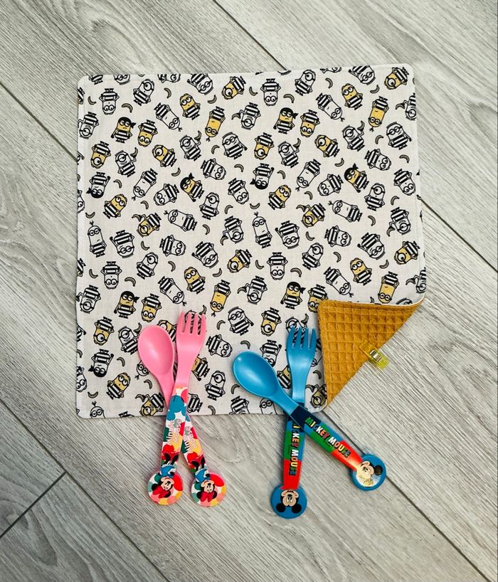 Serviette de cantine 30X30 bébé motif les minions