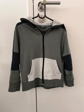 Veste à capuche. Garçon. 6 ans.