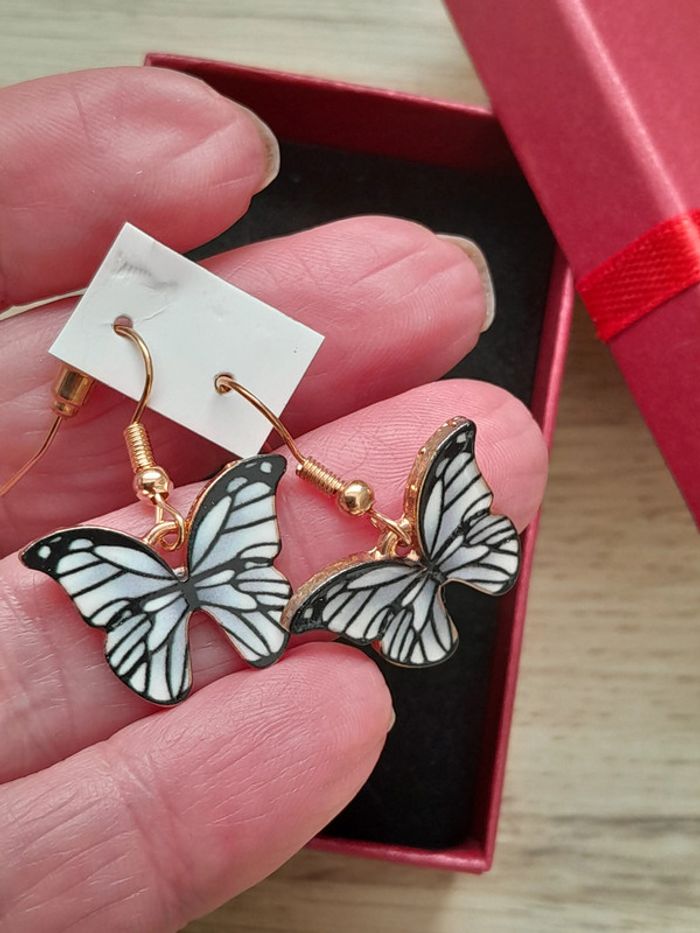 Boucles d'oreilles, papillons émaillées, noires et blanches, dorées - photo numéro 4