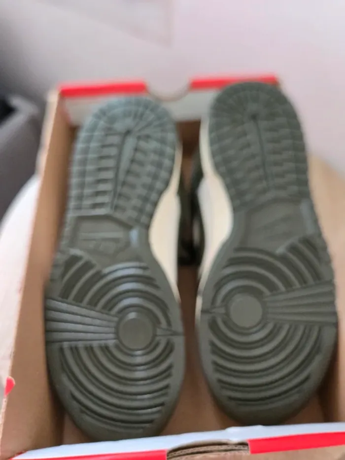 Nike dunk low taille 37,5 neuves blanc kaki - photo numéro 8