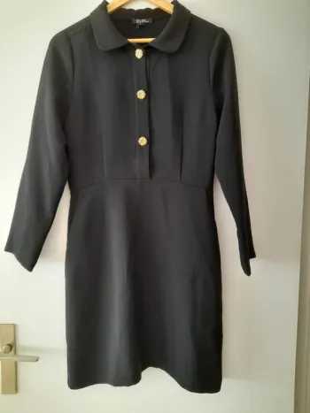 Petite robe noire avec col et resserrée à la taille