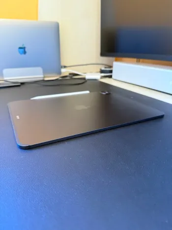 Ipad pro 13 m4 256go + cellulaire (5G) + apple pencil pro + protection apple le tous en parfait état