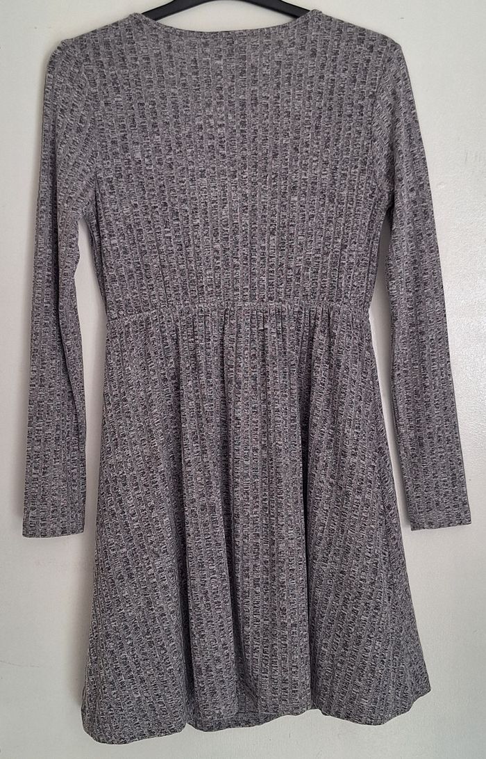 Robe couleur unie, simple et fluide - photo numéro 4