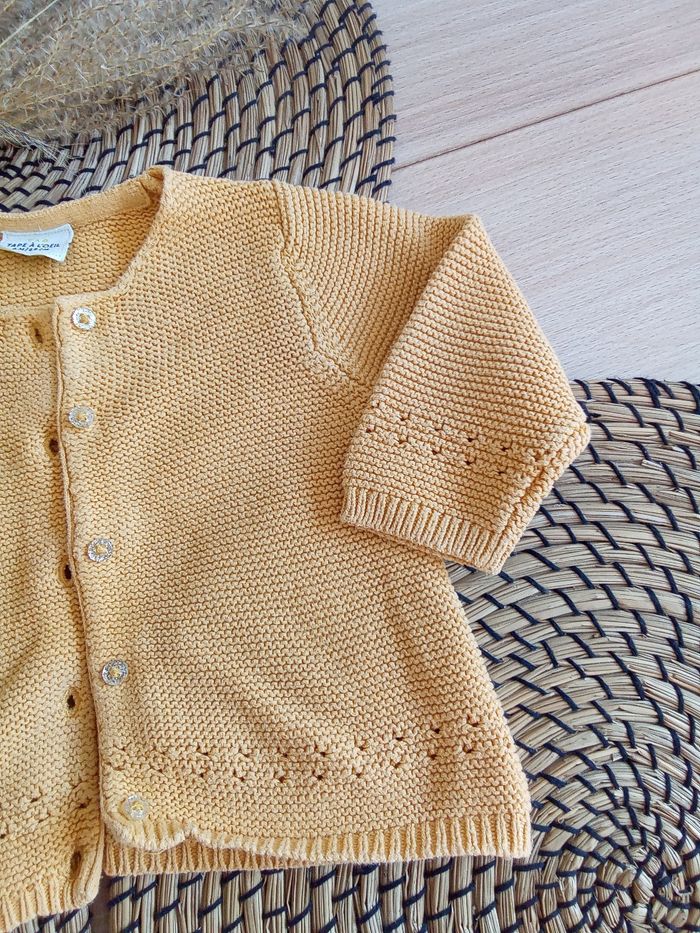 Gilet moutarde+ tee shirt marine imprimé TAO 6 mois - photo numéro 6