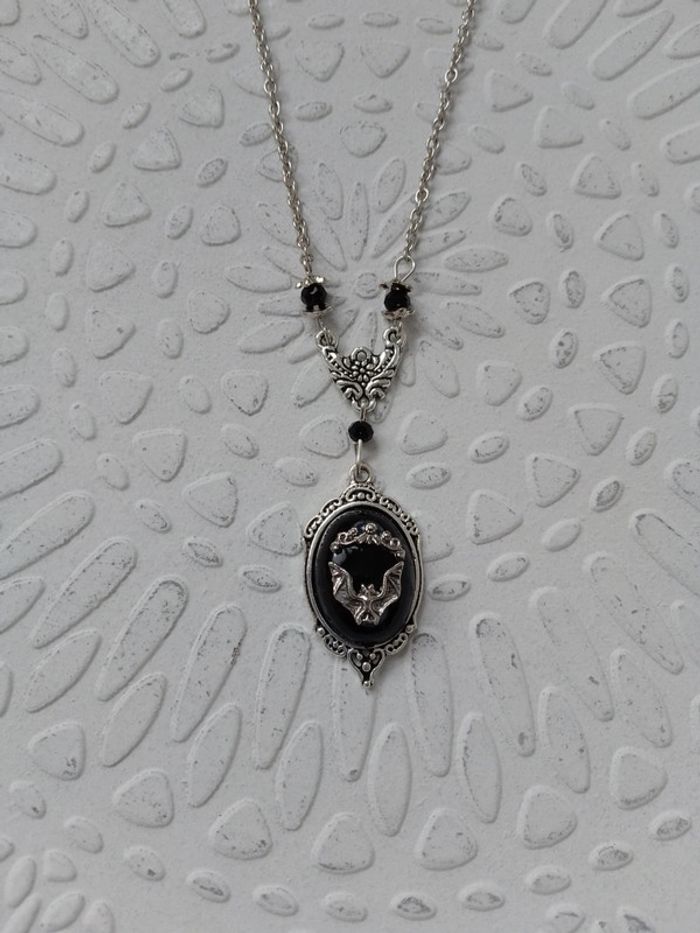 Collier pendentif noir et chauve souris
