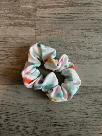 Chouchou blanc à motifs colorés