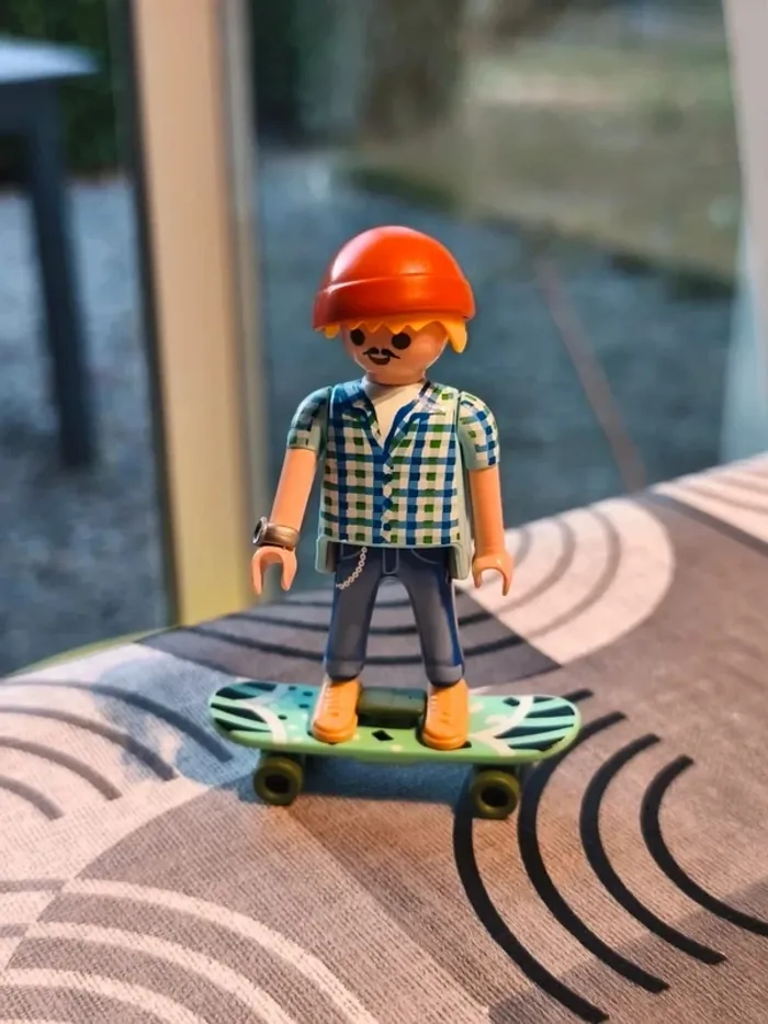 Figurine playmobil skateur