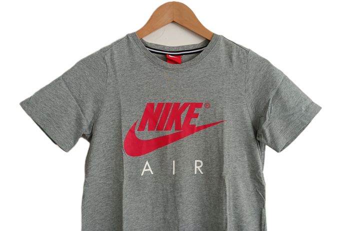 T shirt gris. Nike. Coton. Taille 12 - 13 ans. 147 - 158 cm - photo numéro 2