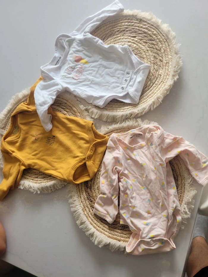 Lot 3 bodys manches longues 2 Vertbaudet et 1 kiabi taille 1mois - photo numéro 2