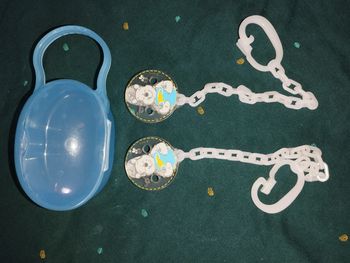 Attaches tétines et boîte