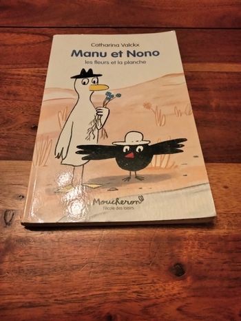 Livre intitulé Manu et Nono les fleurs et la planche moucheron l'école des loisirs