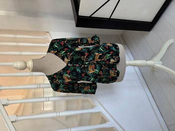 Chemisier Camaieu vert noir et motifs exotiques
