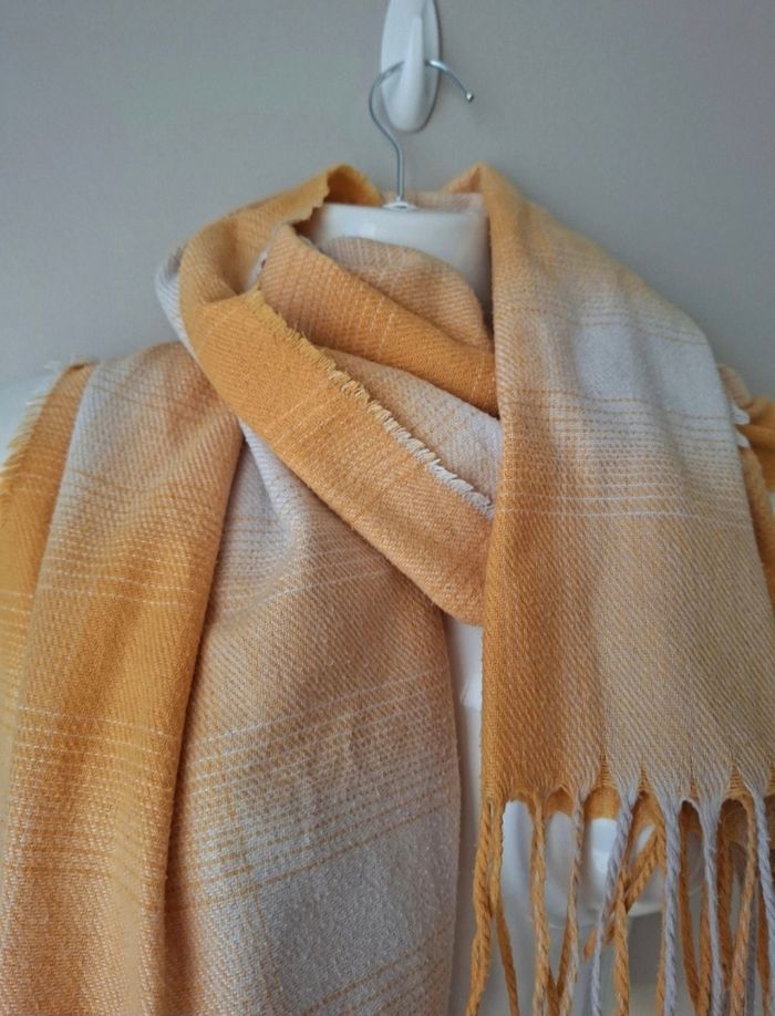 Écharpe moutarde et blanche à franges - photo numéro 2