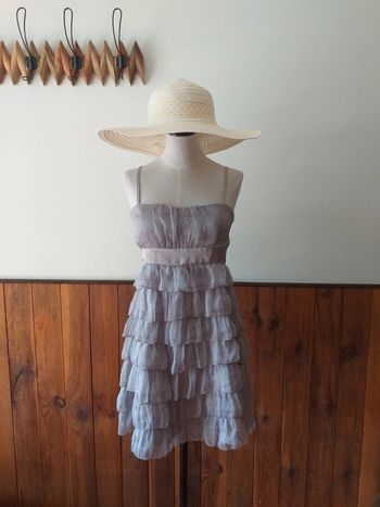 Robe grise à volant