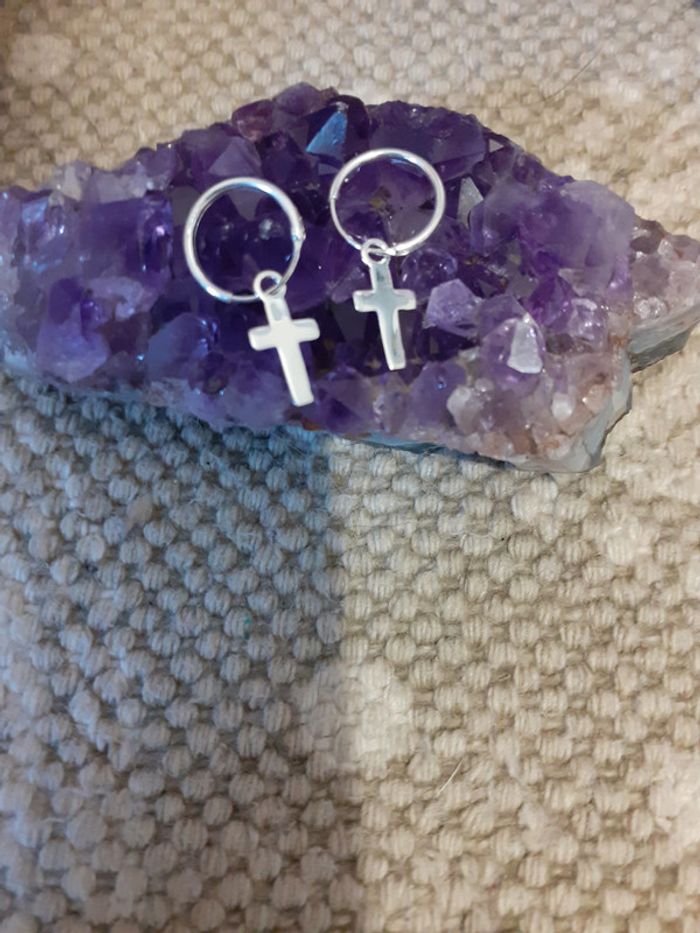 Créoles ornées d'une croix en argent 925