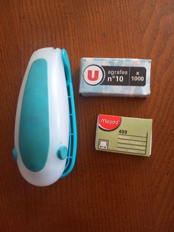 Agrafeuse avec 2 boîtes d'agrafes