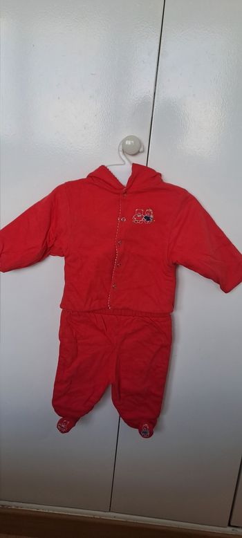 Ensemble 2 pièces bébé coloris rouge avec capuche.