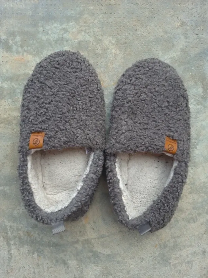 Pantoufle en mousse à mémoire de forme en fausse laine gris.
