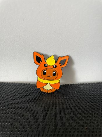 Pin’s Evoli eevee poncho Pyroli flareon Pokémon broche en très bon état