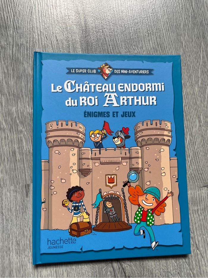 Livre jeux et énigmes enfant le château endormi du roi Arthur