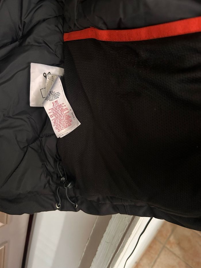 Blouson noir à capuche chaud 🥵 doublé matelassé Décathlon taille M état comme neuf - photo numéro 4